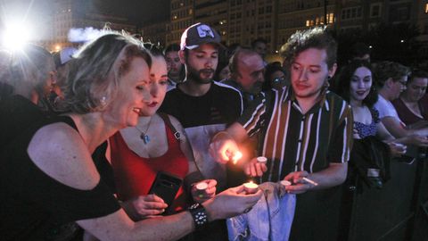 La pregonera Marián Bañobre repartió velas entre el público