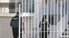 Agentes de la Guardia Civil entran a las dependencias del puesto principal de O Milladoiro, en Ames