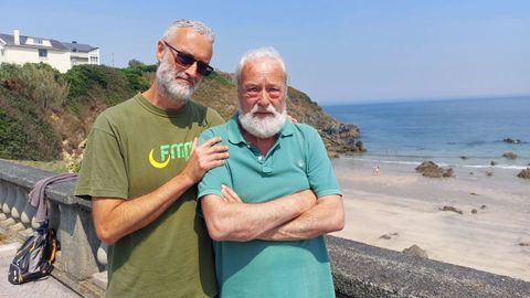 Pizzano e o seu fillo m�is novo, Xurxo, coa praia de San Ant�n detr�s