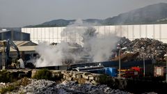 Bomberos de toda la provincia continuaban refrigerando este jueves el per�metro de la empresa Alumisel, en el pol�gono de A Granxa