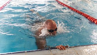 En la piscina de Cee, los cursos se alternan con los nadadores por libre