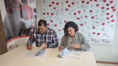 Mila Mart�nez, presidenta de Bicos de Papel, y �ngel  Gabieiro, representante de Cl�nicas San L�zaro, durante la firma del convenio.