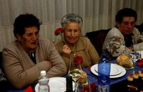 Unas sesenta personas se sumaron a la fiesta que el club de jubilados rianxeiro celebr� en su local.