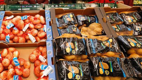Estanter�as de un supermercado en Burela