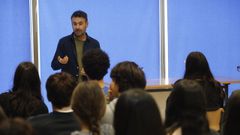 El periodista Xavier Fonseca, impartiendo la charla este lunes en Culleredo.