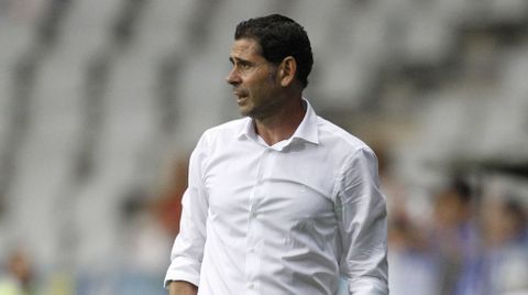 Hierro en la banda durante un partido