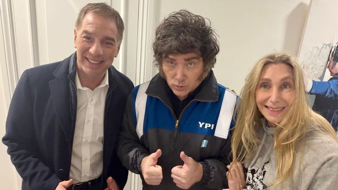 El nuevo jefe de Gabinete, Diego Santilli; el presidente de Argentina, Javier Milei, y la secretaria general de la Naci�n, Karina Milei.