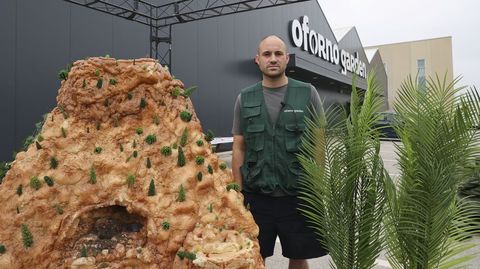Pablo Campa&ntilde;&oacute; en Oforno Garden, un centro de jardiner&iacute;a compostelano (ubicado en el pol&iacute;gono de Costa Vella, en la r&uacute;a do Pa&iacute;s Vasco) con ra&iacute;ces en Valga que, adem&aacute;s de un vivero, se ha convertido en un lugar donde aprender, compartir y disfrutar del mundo verde. En este negocio familiar, m&aacute;s que vender plantas, &laquo;cultivan v&iacute;nculos&raquo;, dicen.