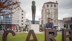 Acisclo Novo posa frente a la escultura