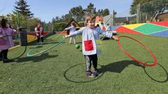 Actividades en el patio de la escuela de Solobeira, una de las corre peligro de cerrar el prximo curso