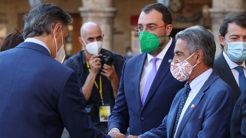 Los presidentes de Cantabria, Miguel �ngel Revilla (d), y de Asturias, Adri�n Barb�n (2d)