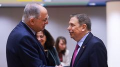 Al inicio del Agrifish, el 11 de diciembre del 2025, el eurocomisario Kadis saludando al ministro Planas. Detr�s de Kadis, a la izquierda, Vitcheva, la directora general de Asuntos Mar�timos y Pesca 