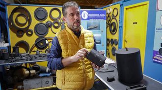 Las piezas de goma gallegas que mantienen a flote barcos en medio mundo