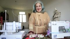 Mar�a de los �ngeles en el taller en el que trabaja en Xermar, Cospeito