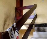 El fuego alcanz� tambi�n la puerta y las escaleras. 