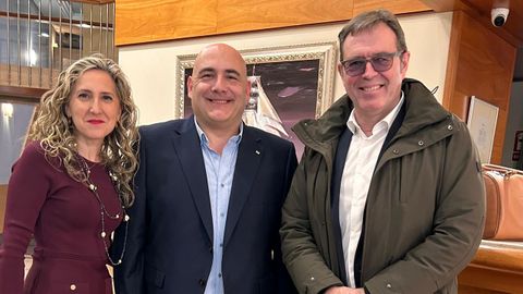 La delegada territorial de la Xunta en Ferrol, Martina Aneiros; el nuevo jefe de oficina del Sector de Trfico de Galicia, el narons Jos Antonio Lobeiras; y el general jefe de la zona de Galicia, Miguel ngel Gonzlez