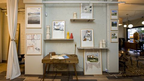La importadora nació en Sevilla hace casi 20 años. Ahora en la tienda de A Coruña nace como un espacio vivo que se puede transformar en galería de arte