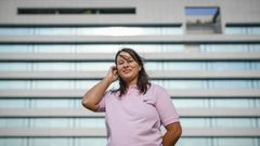 Miriam Amaro sonr�e junto a la entrada principal del CHUO.
