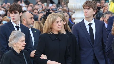 Cristina, acompaada por Irene de Grecia y sus hijos, Pablo, Nicols, Irene, Juan Valentn y Miguel Urdangarn.