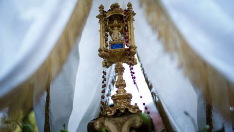 ROMER�A DA VIRXE DO CRISTAL.El 15 de septiembre, Vilanova dos Infantes (Celanova) celebra el d�a grande de la Virxe do Cristal, una de las im�genes m�s peque�as del mundo.