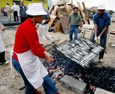 Unos vecinos, en la tradicional sardi�ada que se hac�a junto a la hoguera de Eduardo Pondal.