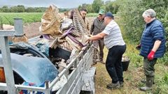 Uno de los remolques llenos de restos recogidos durante la jornada