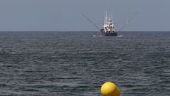 Un bonitero, con las varas desplegadas a sus costados, zarpando de Celeiro, en una imagen de archivo