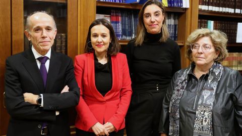 La fiscal delegada de violencia de g�nero en Asturias, Mar�a P�rez Gonz�lez (derecha), el magistrado de la Audiencia Provincial, Francisco Javier Rodr�guez y las abogadas Mar�a P�rez y Mar�a Mart�n (izquierda)