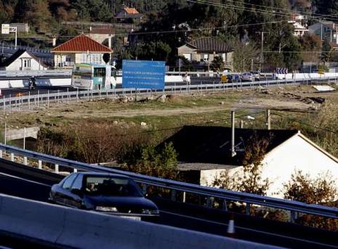 Varias casas de la parroquia est�n pegadas a la autov�a.