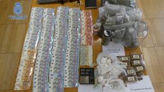 Drogas y dinero intervenidos por la Polic�a Nacional en el operativo en el que se detuvo al joven de 24 a�os de edad en Santiago
