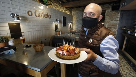 Jorge Figueroa, del restaurante O Castelo, defiende que los bares deberan seguir trabajando en la terraza