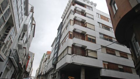Edificio de la esquina de la calle Almendra con Concepción Arenal de Alfredo Alcalá