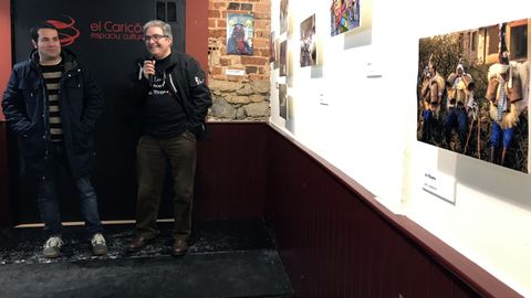 Iv�n G. Fern�ndez y Pablo Canal, en la inauguraci�n de la exposici�n fotogr�fica sobre mazcaraes, en Pola de Siero