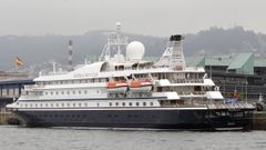 El SeaDream I, un crucero estilo megayate, atrac� en la terminal de trasatl�nticos de Vigo en 2019.