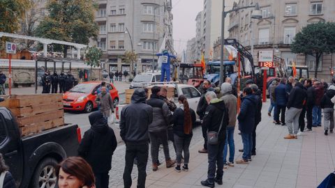 Los tractores contin�an aparcados alrededor de la Subdelegaci�n del Gobierno