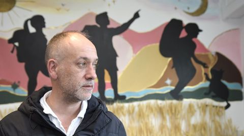 Jess Faria, delante de un mural que tiene pintado en su albergue de Caldas, llamado Doa Urraca.