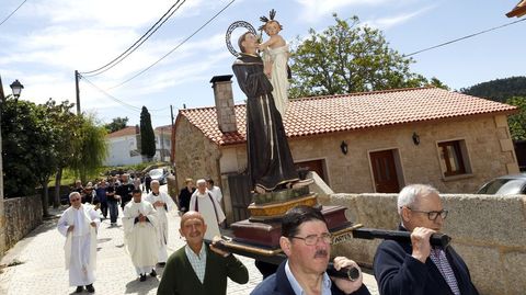 Foto de una procesi�n en la parroquia de Artes