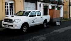 Veh�culo situado frente al edificio de la vivienda del alcalde.