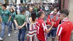 Aficionados de Racing y Sporting en la calle Magdalena antes del partido de la primera vuelta.