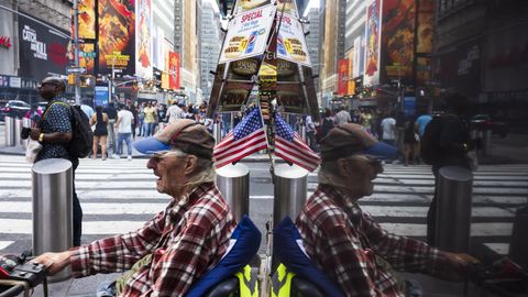 Gente paseando por Times Square en Nueva York