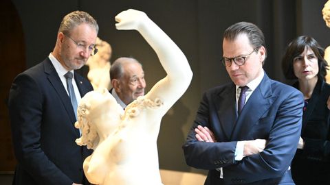 El pr�ncipe Daniel de Suecia durante su visita a la sala de esculturas de la reina Cristina en el Museo del Prado