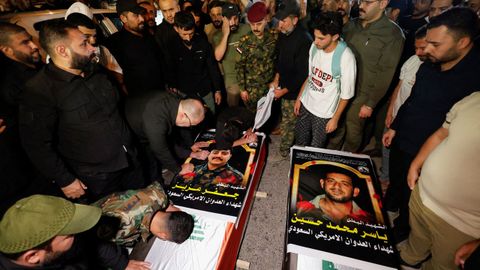 Allegados y familiares se lamentan ante los ata�des de dos de los veinte miembros de las Fuerzas de Movilizaci�n Popular que murieron en Irak