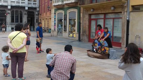 Un espectculo de tteres en la plaza del Ayuntamiento de Oviedo.Un espectculo de tteres en la plaza del Ayuntamiento de Oviedo 