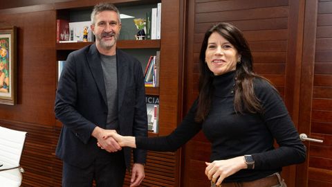 El alcalde de Vilagarc�a, Alberto Varela, y la conselleira de Vivenda, Mar�a M. Allegue, en la reuni�n que ambos mantuvieron esta semana