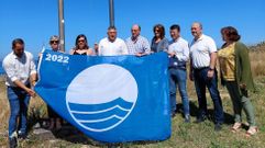 Izado de la bandera azul de Foxos, una de las 17 que tiene Sanxenxo este verano