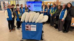 Las voluntarias entregaron las almohadas artesanales