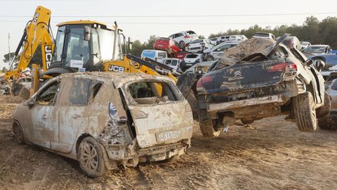 Inicio del proceso de traslado de vehículos dañados por la dana en Paiporta para llevarlos a una cantera en Picasent