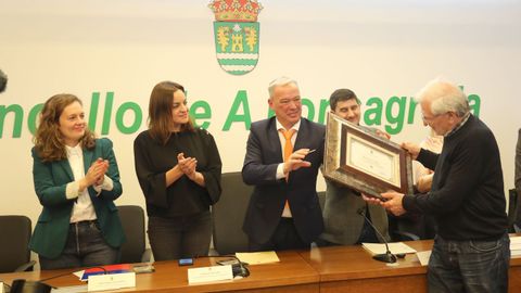 Xo�n Xos� Molina recogi� ayer de manos del alcalde el premio de Butelo de Oro como presidente del Museo Comarcal da Fonsagrada