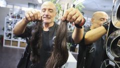 Maro�o muesta las �ltimas coletas solidarias que cort� en su sal�n, donadas por una mujer y un hombre