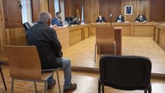 El chantadino acusado de apropiarse de 70.000 euros de su t�a con demencia, frente al tribunal de la Audiencia Provincial de Lugo. 